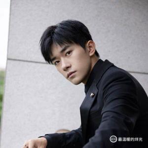 易烊千玺的个人资料,多才多艺的青春偶像,闪耀舞台的璀璨之星