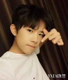 易烊千玺的个人资料,多才多艺的青春偶像,闪耀舞台的璀璨之星